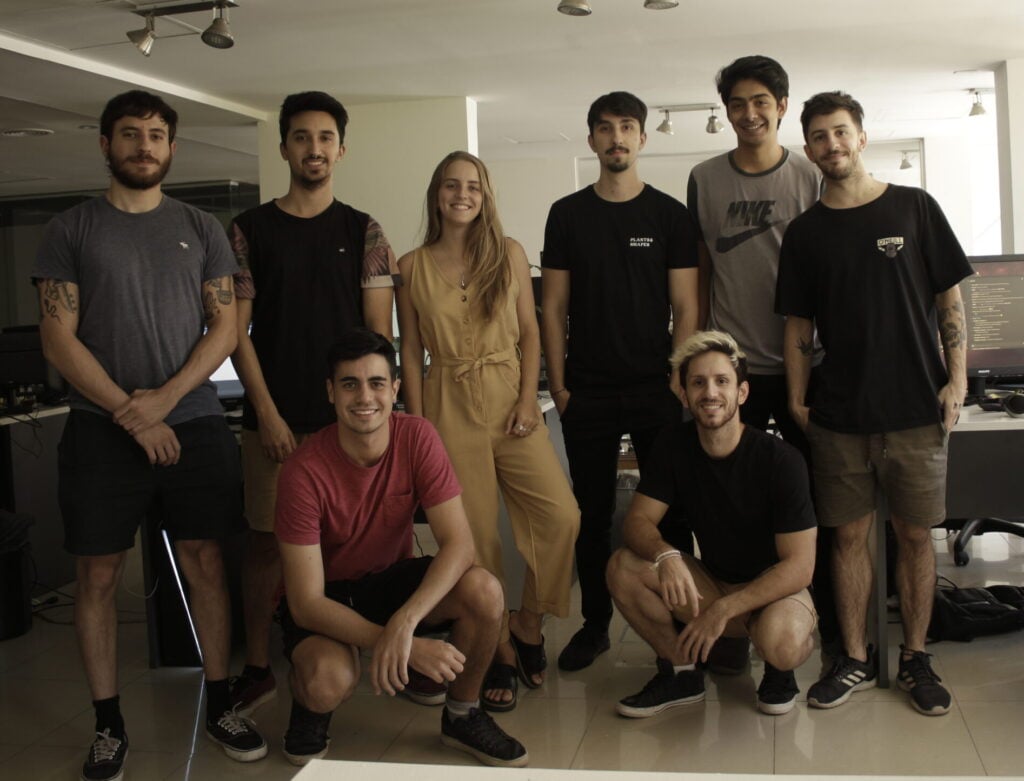 Foto do time Robi Studios no lançamento de Blue Fire. Seus fundadores são os irmãos Gabriel (agachado, à direita) e Santiago Rosa (em pé, à direita) (Imagem: Robi Studios)